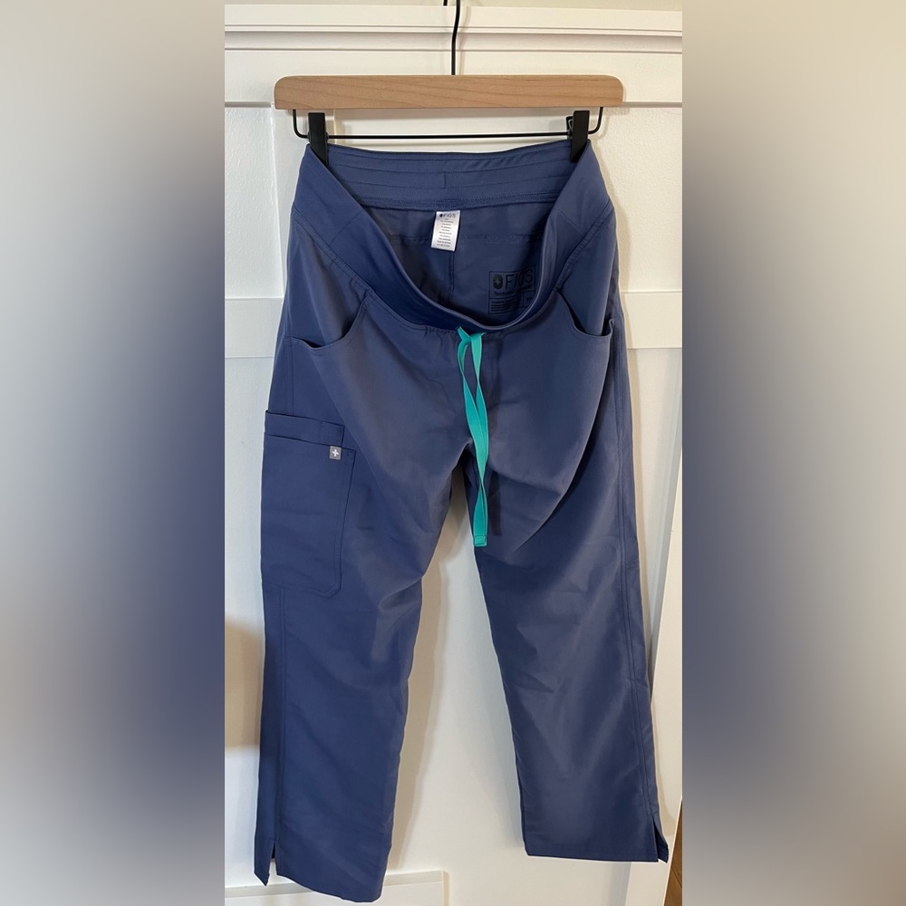 Figs petite small scrub kade cargo pant big sky